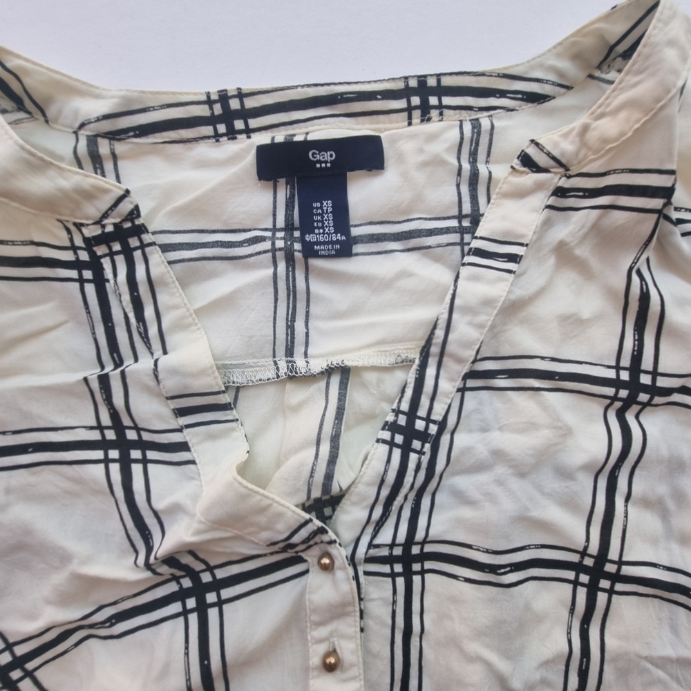 White and black top size xs by Gap